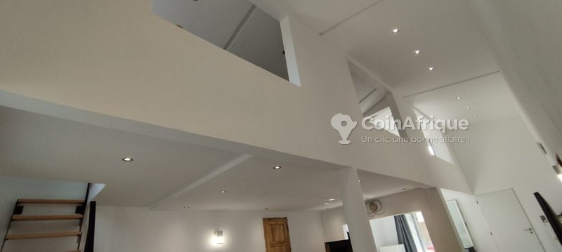 Maison spacieuse de 5 pièces avec jardin et services haut de gamme à proximité de la plage