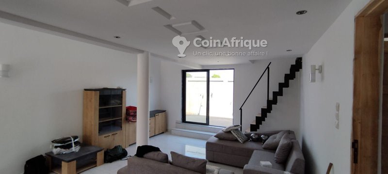 Maison spacieuse de 5 pièces avec jardin et services haut de gamme à proximité de la plage