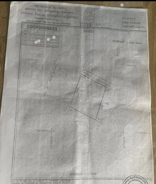 Terrain constructible de 524 m² avec permis d'habiter et levé topographique en position stratégique