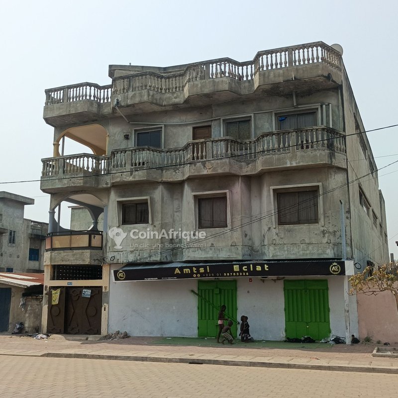 Immeuble locatif R+2 avec 11 chambres-salons et revenus locatifs garantis