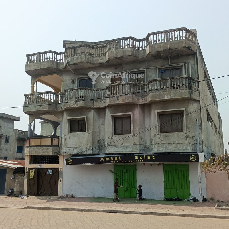 Immeuble locatif R+2 avec 11 chambres-salons et revenus locatifs garantis