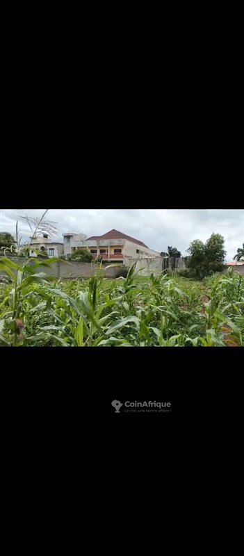 Terrain de 1100 m² avec titre foncier et permis d'habiter en zone stratégique