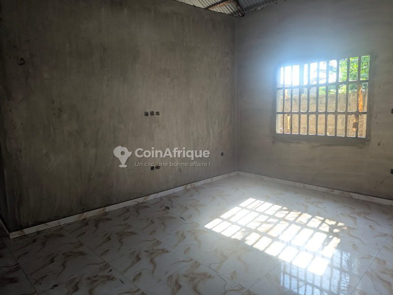 Maison en finition avec trois chambres et boutiques clôturées - Idéale pour investissement