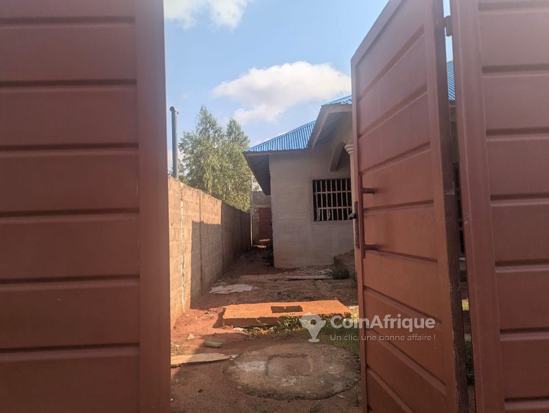 Maison en finition avec trois chambres et boutiques clôturées - Idéale pour investissement