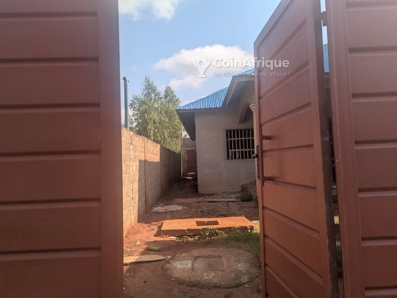 Maison en finition avec trois chambres et boutiques clôturées - Idéale pour investissement