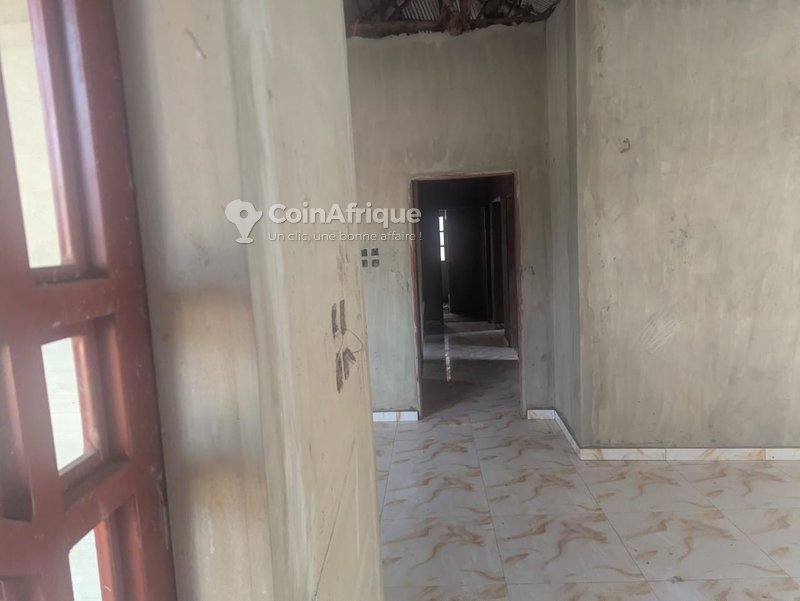 Maison en finition avec trois chambres et boutiques clôturées - Idéale pour investissement