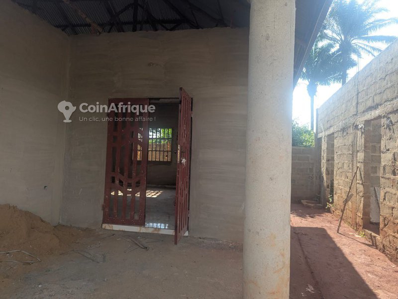 Maison en finition avec trois chambres et boutiques clôturées - Idéale pour investissement