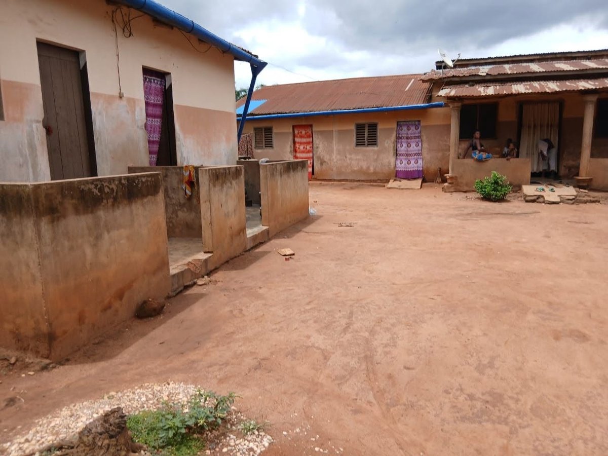 Maison spacieuse de 3 pièces avec clôture sécurisée et arrière-cour
