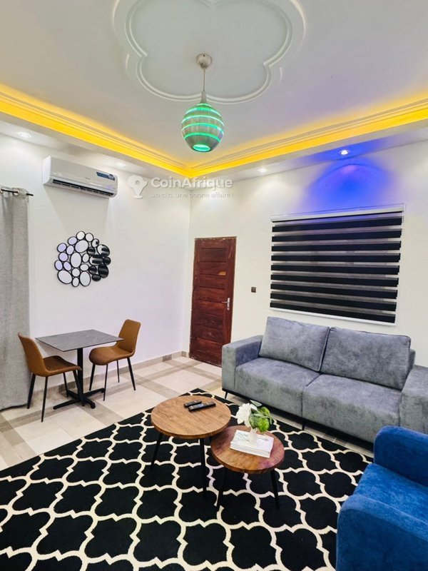 Appartement meublé d'une pièce avec salon spacieux et confort moderne