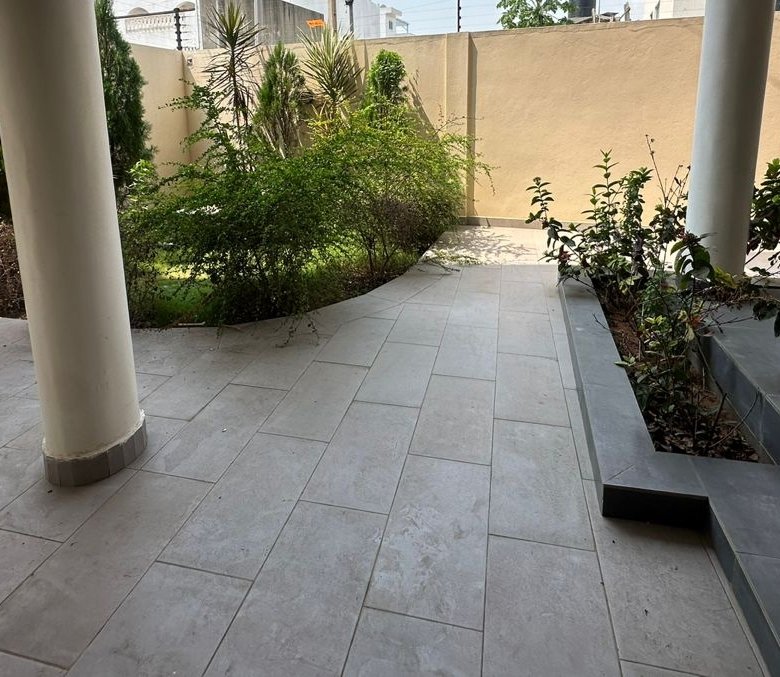 Appartement meublé de 3 pièces avec sécurité 24h/24 et garage privé