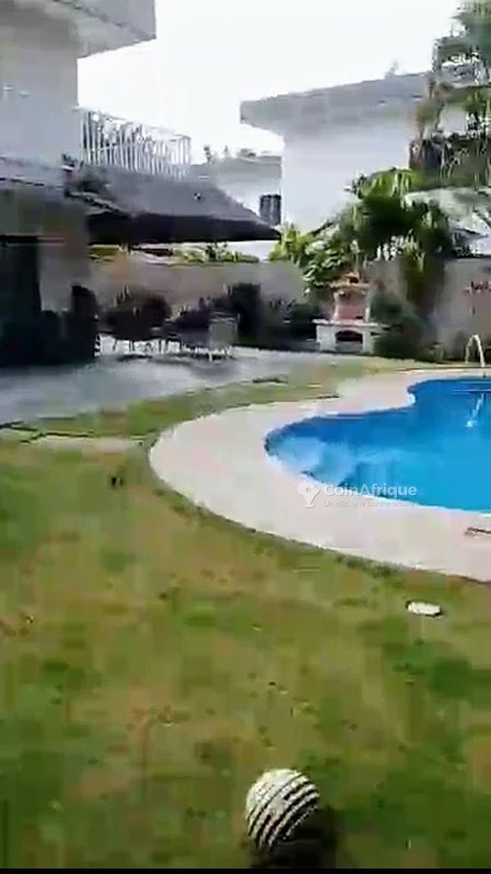 Villa luxueuse de 6 pièces avec piscine et jardin