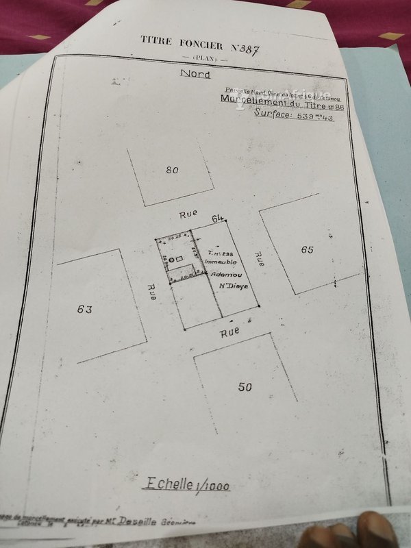 Terrain constructible de 530 m² avec titre foncier personnel en bordure de route goudronnée