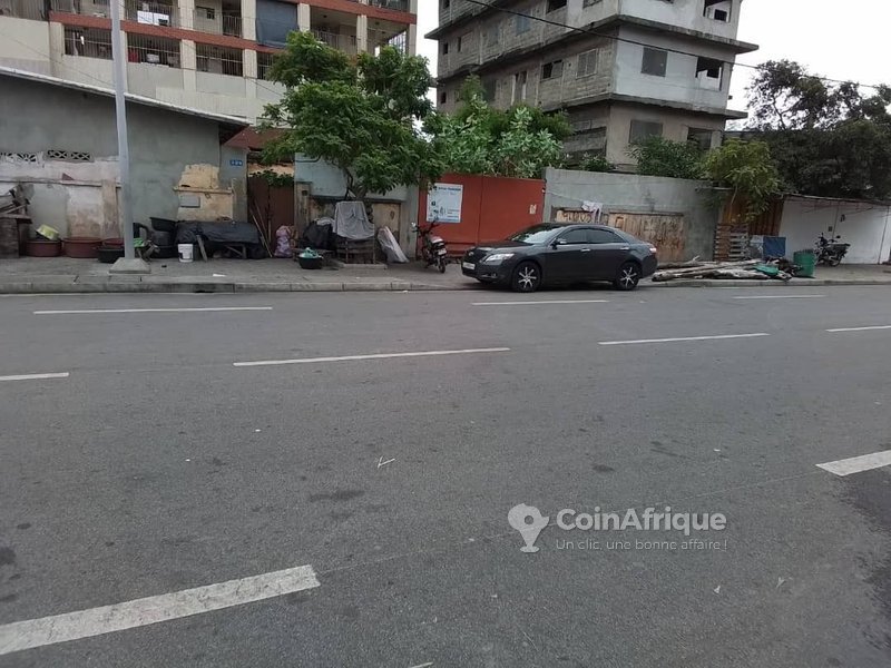 Terrain constructible de 530 m² avec titre foncier personnel en bordure de route goudronnée