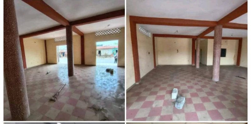 Magasin spacieux avec hall dallé et emplacement stratégique