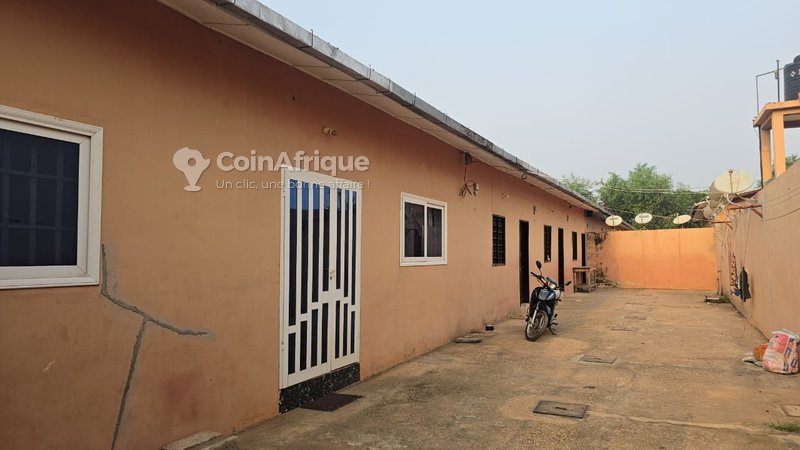 Ensemble locatif de 12 pièces avec studios indépendants, garages et titre foncier