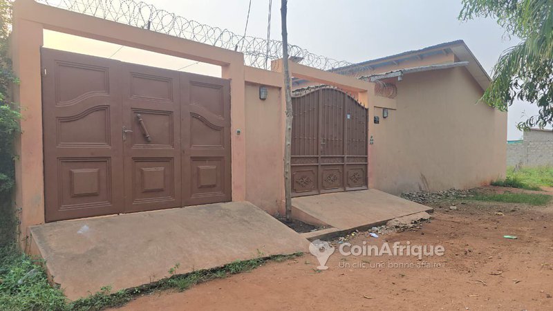 Ensemble locatif de 12 pièces avec studios indépendants, garages et titre foncier