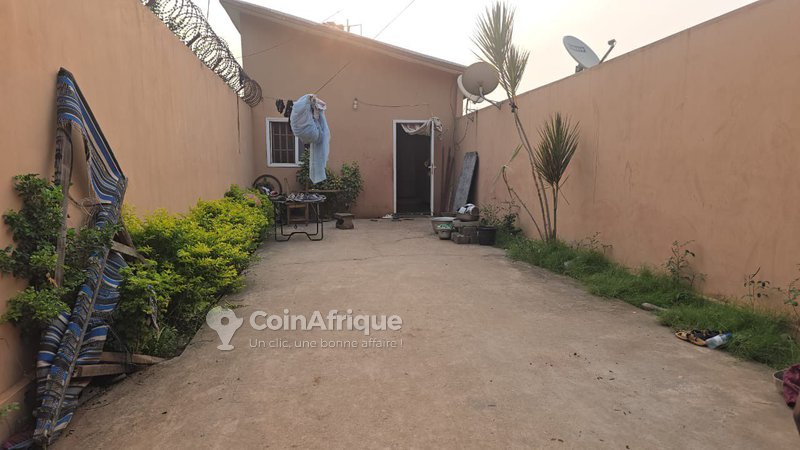 Ensemble locatif de 12 pièces avec studios indépendants, garages et titre foncier