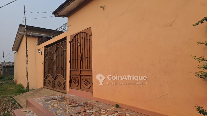 Ensemble locatif de 12 pièces avec studios indépendants, garages et titre foncier