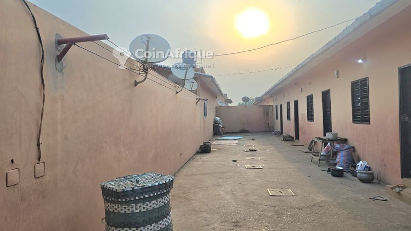 Ensemble locatif de 12 pièces avec studios indépendants, garages et titre foncier