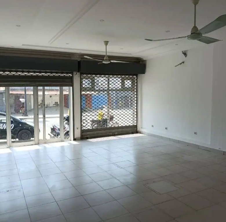 Magasin spacieux de 60 m² avec baie vitrée et emplacement climatisé