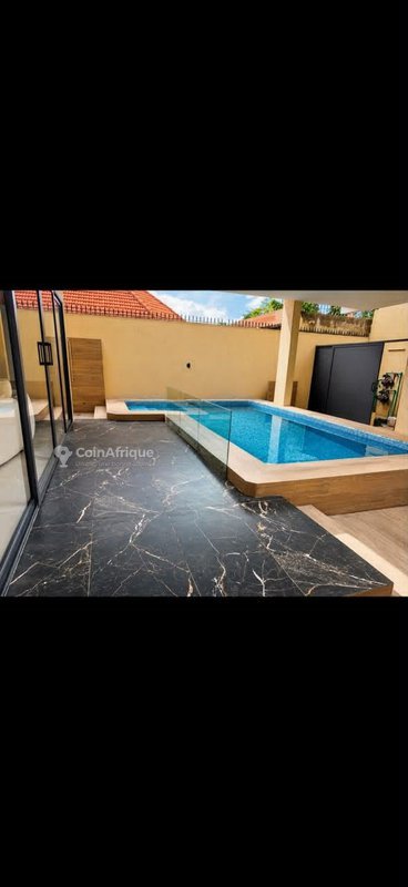 Villa luxueuse de 5 pièces avec piscine privée et terrasses aménageables