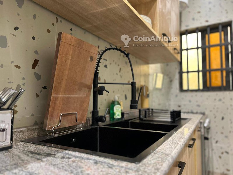 Appartement meublé de 3 pièces avec emplacement stratégique et confort moderne