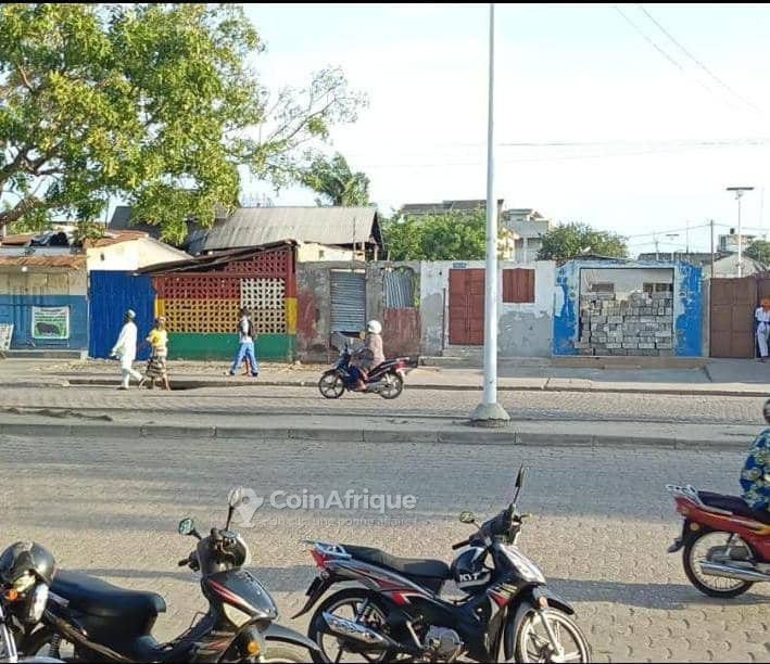 Terrain exceptionnel de 600 m² avec actes légaux complets en bordure de voie pavée