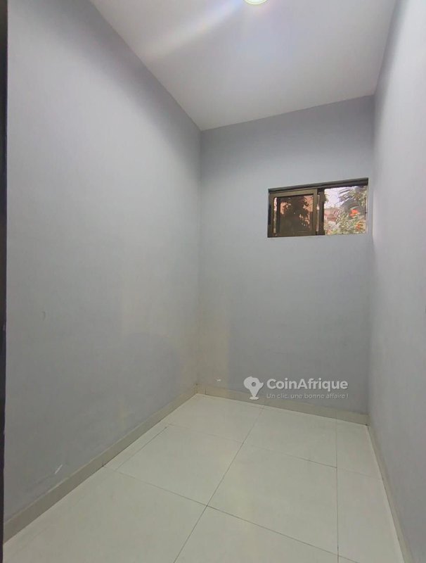 Appartement meublé d'une pièce avec sanitaires propres et bien aéré au 1er étage