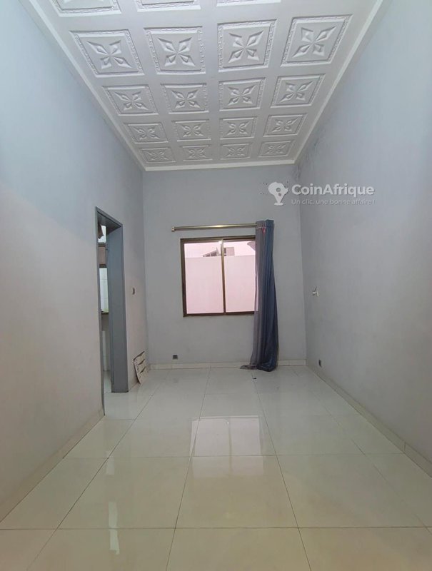 Appartement meublé d'une pièce avec sanitaires propres et bien aéré au 1er étage