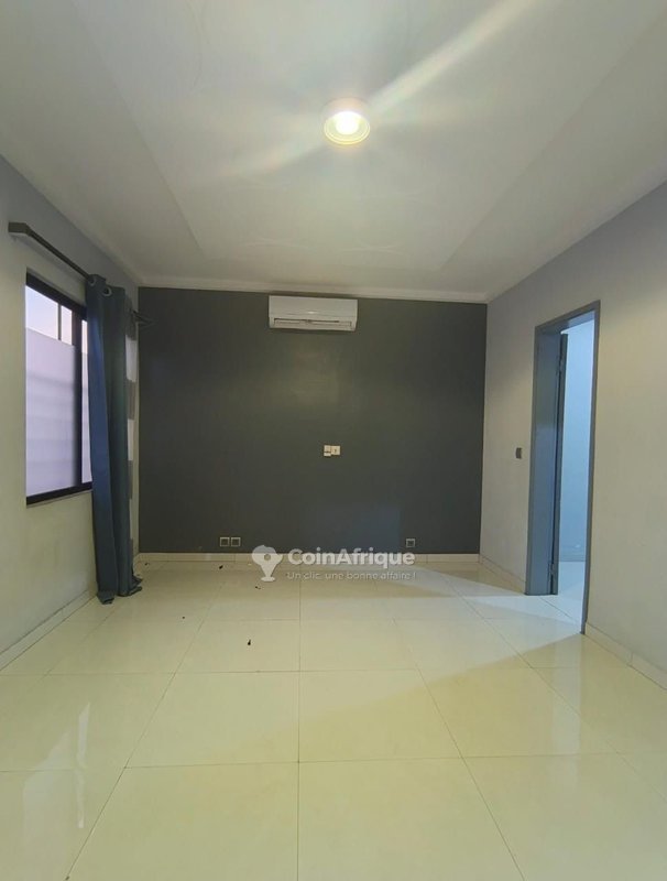 Appartement meublé d'une pièce avec sanitaires propres et bien aéré au 1er étage