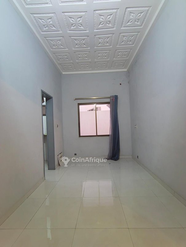 Appartement meublé d'une pièce avec sanitaires propres et bien aéré au 1er étage