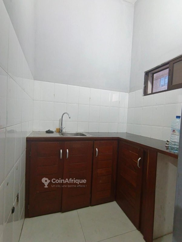 Appartement meublé d'une pièce avec sanitaires propres et bien aéré au 1er étage