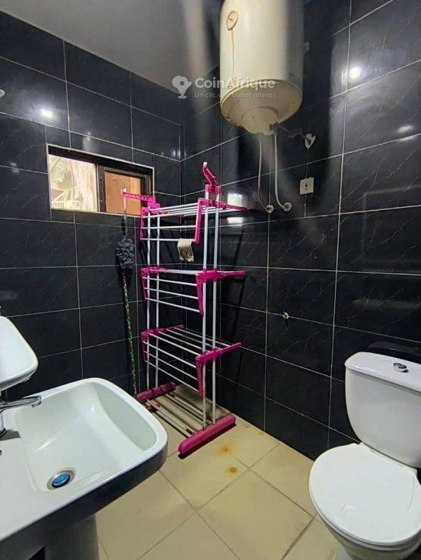 Appartement meublé d'une pièce avec sanitaires propres et bien aéré au 1er étage