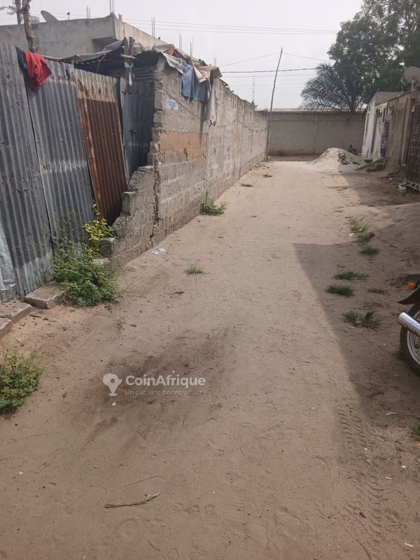 Terrain constructible de 500 m² en position stratégique près du goudron