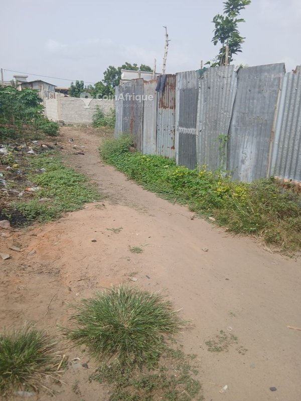 Terrain constructible de 500 m² en position stratégique près du goudron