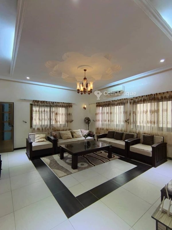 Appartement meublé de 3 pièces avec terrasse offrant une vue imprenable sur la mer