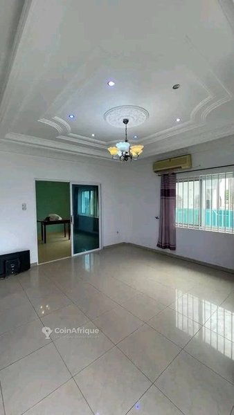 Appartement spacieux de 4 pièces avec bureau et multiples douches au premier étage