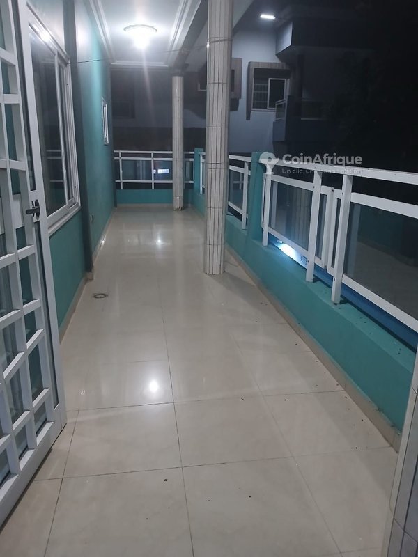 Appartement spacieux de 4 pièces avec bureau et multiples douches au premier étage