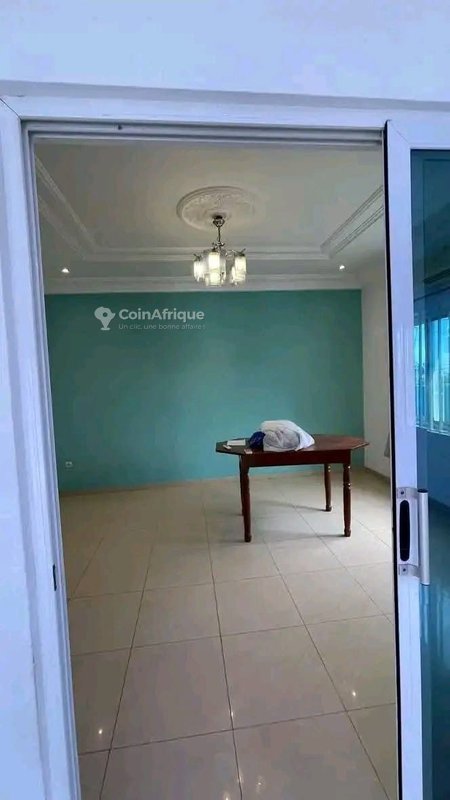 Appartement spacieux de 4 pièces avec bureau et multiples douches au premier étage