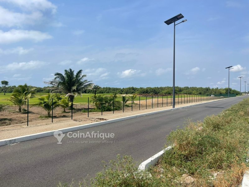 Terrain exclusif de 371m² avec titre foncier sécurisé et emplacement stratégique près de la plage et du golf