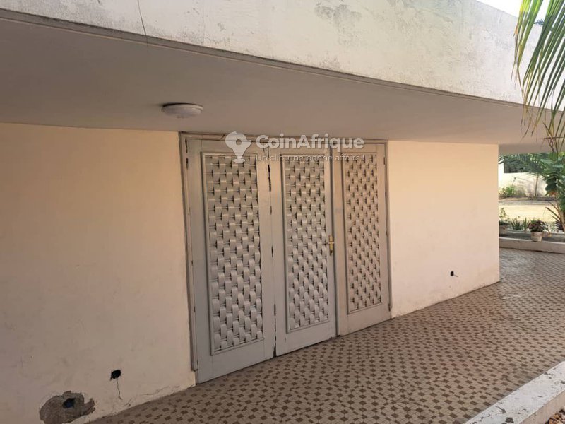 Maison spacieuse de 5 pièces avec grand garage et documents légaux complets