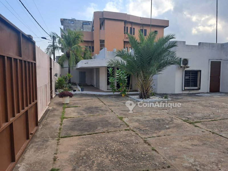 Maison spacieuse de 5 pièces avec grand garage et documents légaux complets