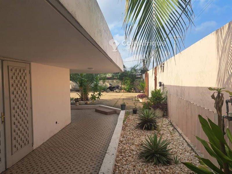 Maison spacieuse de 5 pièces avec grand garage et documents légaux complets