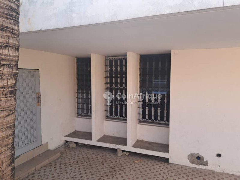 Maison spacieuse de 5 pièces avec grand garage et documents légaux complets