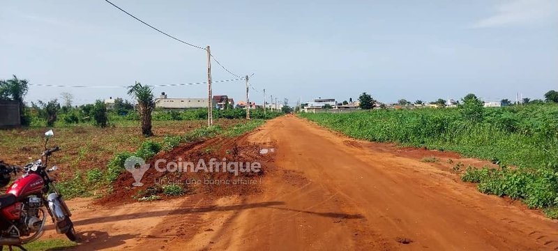 Terrain en angle de rue avec titre foncier personnel - 380 m²