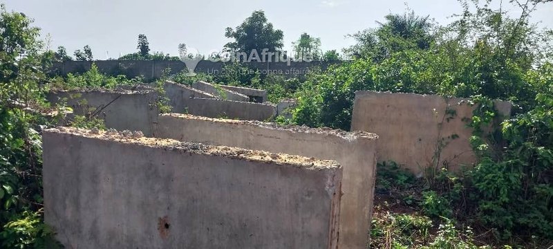 Terrain en angle de rue avec titre foncier personnel - 380 m²