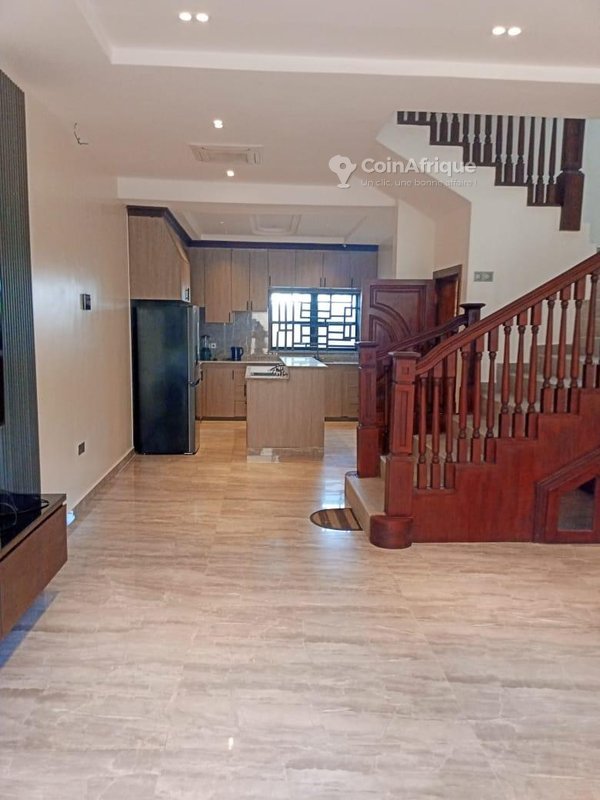 Villa triplex meublée avec 3 chambres et vaste terrasse aménageable