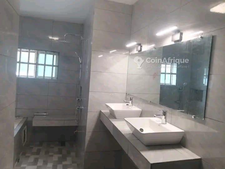 Villa triplex meublée avec 3 chambres et vaste terrasse aménageable