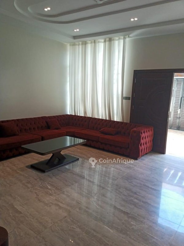 Villa triplex meublée avec 3 chambres et vaste terrasse aménageable