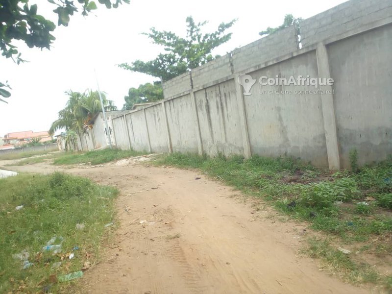 Terrain clôturé avec bâtiment inachevé et titre foncier personnel